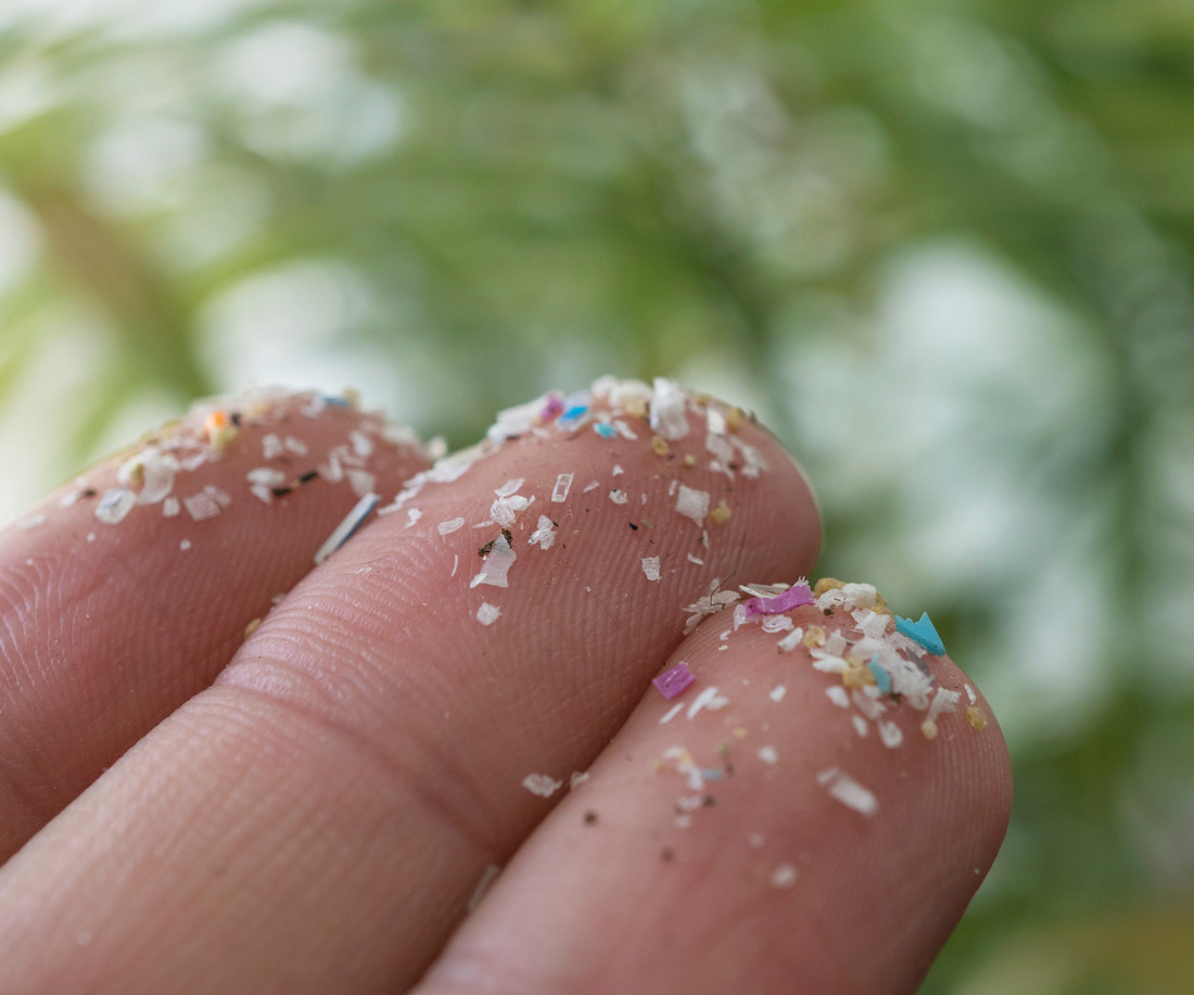 Wat zijn microplastics en hoe herken je ze op het etiket?