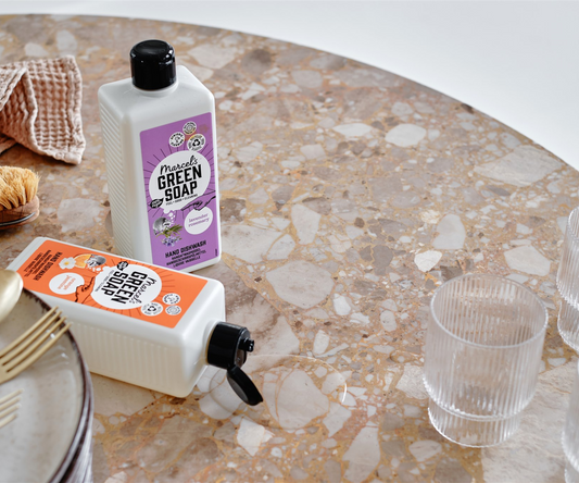 Afwasmiddelen van Marcel's Green Soap op het aanrecht