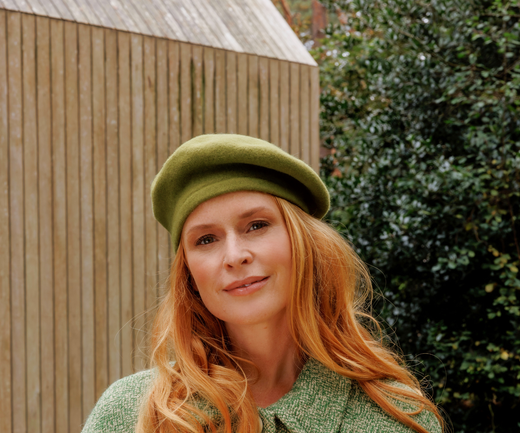 Vrouw in het groen gekleed