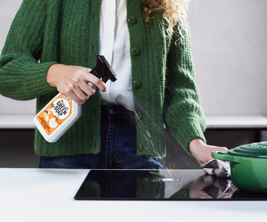 Kookplaat die schoongemaakt wordt met Marcel's Green Soap Keukenreiniger