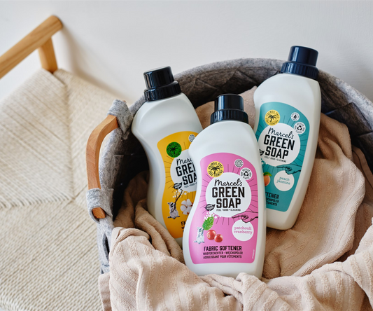 Wasverzachters van Marcel's Green Soap in een wasmand