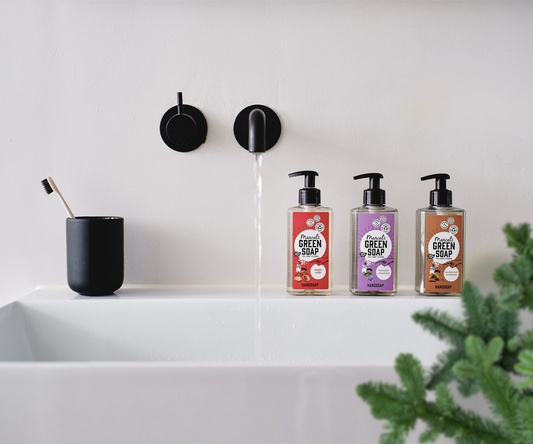 Marcel's Green Soap Handzepen bij de wasbak met kerstboom