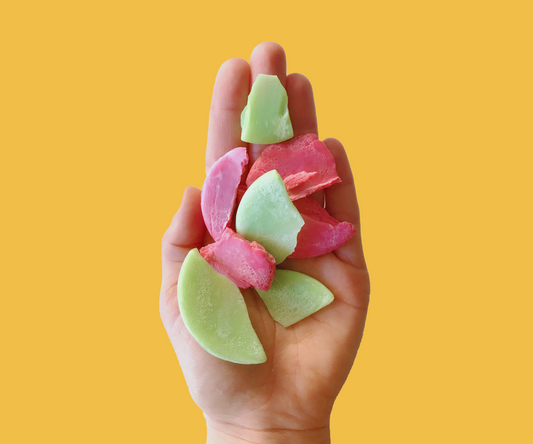 Zeeprestjes in een hand met gele achtergrond