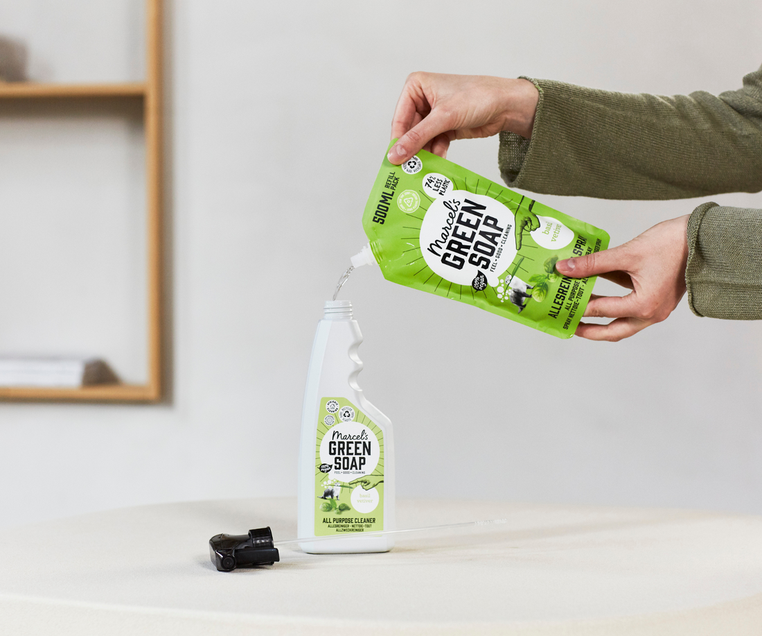 Allesreiniger Spray die nagevuld wordt met navulverpakking