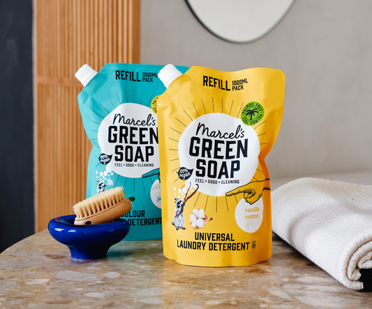 Twee wasmiddel refill zakken